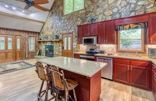 Blue Ridge Cabin | TwoodRetreat <10m Town GameRm Gym FirePit 6 Decks