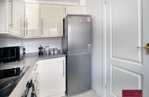 Henley House | Twyford - Modern 2 Bedroom House - With Garden
