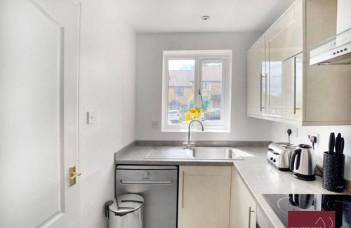 Henley House | Twyford - Modern 2 Bedroom House - With Garden