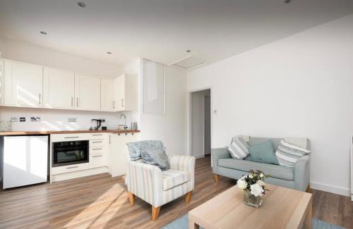 Twyford Apartment | Twyford station Elizabeth line is 2 min walk away - Perfect for Stanlake Park - please read host info