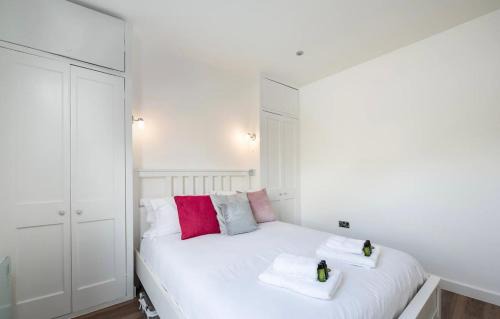 Twyford Apartment | Twyford station Elizabeth line is 2 min walk away - Perfect for Stanlake Park - please read host info