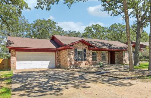 College Station House | TX A&M! TAMU! Pet Friendly! 7 Beds, King & Queen! Billiards! Fire Pit Oasis!