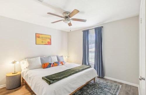 College Station House | TX A&M! TAMU! Pet Friendly! 7 Beds, King & Queen! Billiards! Fire Pit Oasis!