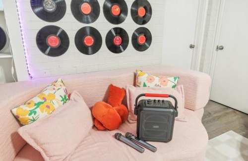College Station House | TX A&M! TAMU! Pet Friendly! 7 Beds, King & Queen! Billiards! Fire Pit Oasis!