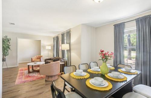College Station House | TX A&M! TAMU! Pet Friendly! 7 Beds, King & Queen! Billiards! Fire Pit Oasis!