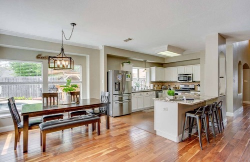 The Colony House | TXShapedPrivatePool&Spa.TikiBar.PuttingGreen.Gameroom.Patios.Playground.Firepit
