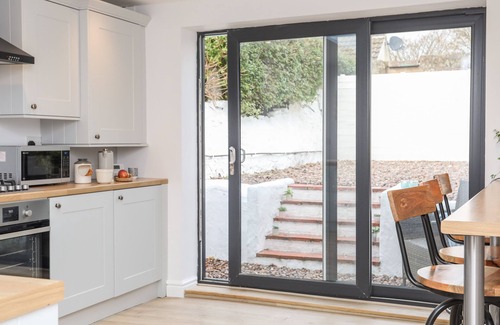 Ty Croes Cottage | TY AR BEN BRYN, pet friendly, character holiday cottage in Rhosneigr