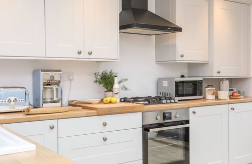 Ty Croes Cottage | TY AR BEN BRYN, pet friendly, character holiday cottage in Rhosneigr