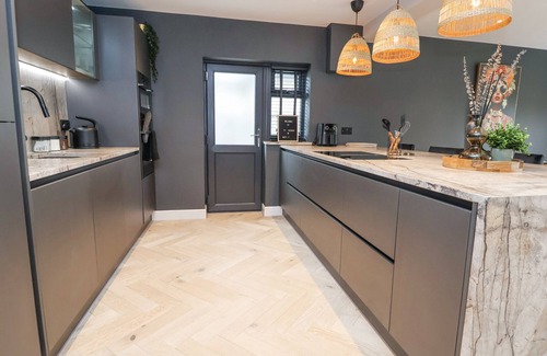 Meliden Cottage | TY BLODAU, pet friendly, with hot tub in Prestatyn