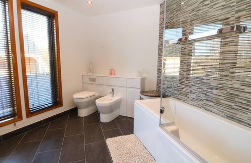 Malltraeth Cottage | TY CANOL, family friendly, country holiday cottage in Malltraeth