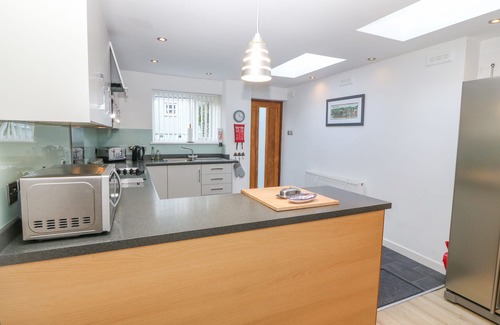 Bont Newydd House | TY CASTELL, pet friendly, country holiday cottage in Caernarfon