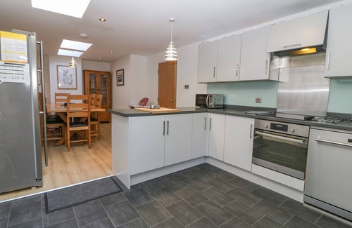 Bont Newydd House | TY CASTELL, pet friendly, country holiday cottage in Caernarfon