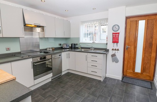 Bont Newydd House | TY CASTELL, pet friendly, country holiday cottage in Caernarfon