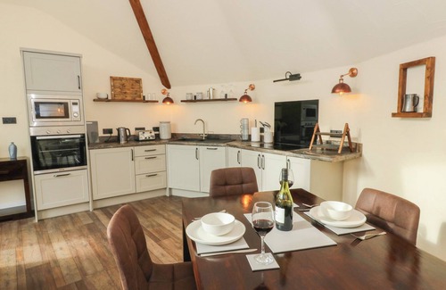 Cribyn Cottage | TY CRWN - THE ROUNDHOUSE, pet friendly, with hot tub in Lampeter