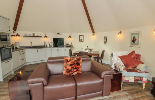 Cribyn Cottage | TY CRWN - THE ROUNDHOUSE, pet friendly, with hot tub in Lampeter