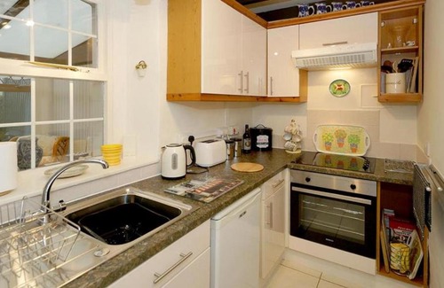 Henryd House | Ty Doli Cottage, rural location just outside Conwy town