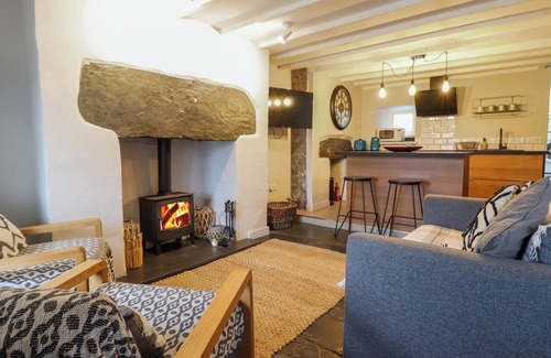 Ffestiniog Cottage | TY DYFFRYN, pet friendly, with open fire in Llan Ffestiniog