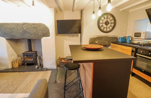 Ffestiniog Cottage | TY DYFFRYN, pet friendly, with open fire in Llan Ffestiniog