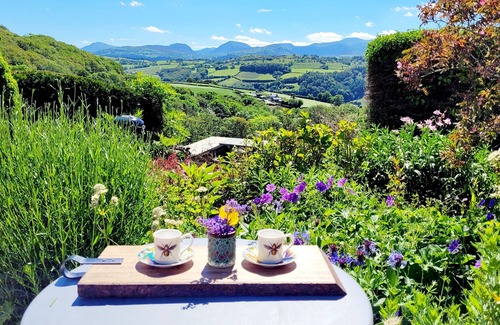 Eglwysbach Cottage | Ty Farm Retreat - Farmhouse Studio - Mountain View