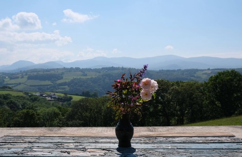 Eglwysbach Cottage | Ty Farm Retreat - Farmhouse Studio - Mountain View