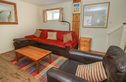 Pencader Cottage | TY FFERM, family friendly, with a garden in Llanllwni
