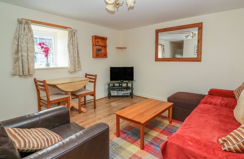 Pencader Cottage | TY FFERM, family friendly, with a garden in Llanllwni