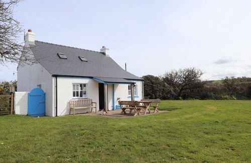 Goodwick Cottage | TY GWYN, pet friendly, character holiday cottage in Goodwick