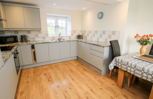 Llangyniew Cottage | TY GWYN, pet friendly, with hot tub in Llanfair Caereinion
