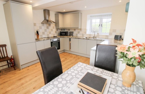 Llangyniew Cottage | TY GWYN, pet friendly, with hot tub in Llanfair Caereinion
