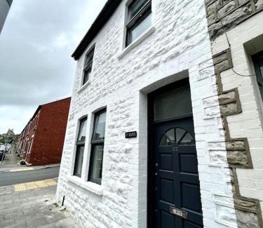Barry House | Ty Hapus