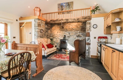 Penrhyndeudraeth Cottage | TY HIR, family friendly, with open fire in Penrhyndeudraeth