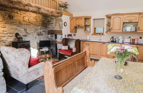 Penrhyndeudraeth Cottage | TY HIR, family friendly, with open fire in Penrhyndeudraeth