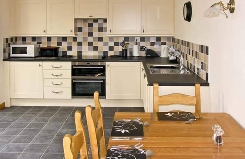 Capel Garmon Cottage | TY ISAF PENRHYDDION, pet friendly, with a garden in Betws-Y-Coed
