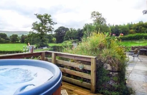 Llanuwchllyn Cottage | TY MAWR COTTAGE, family friendly, with hot tub in Llanuwchllyn
