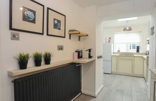 Menai Bridge Cottage | TY MAWR, pet friendly, with a garden in Llandegfan