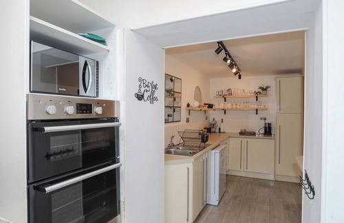 Menai Bridge Cottage | TY MAWR, pet friendly, with a garden in Llandegfan