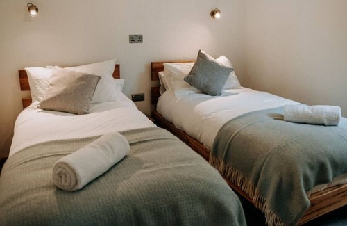 Penycwm House | Ty Melyn Full House · Stunning Beach House for 10 with Hot Tub & Parking