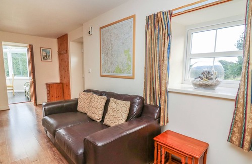 Pencader Cottage | TY NANT, family friendly, with a garden in Llanllwni