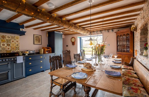 Tretower House | TY SINSIR, pet friendly, character holiday cottage in Crickhowell