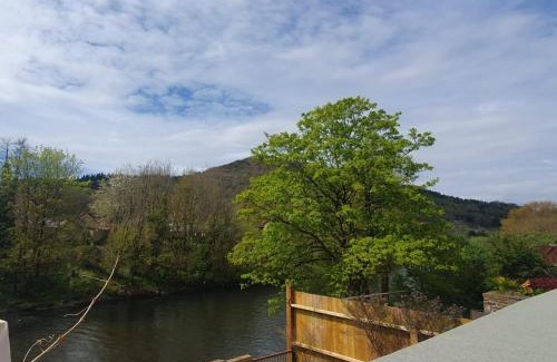 Taff's Well Apartment | Ty Taf 2 Bed Cottage with Deck & Easy transport links