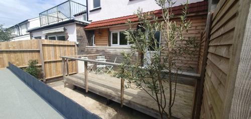 Taff's Well Apartment | Ty Taf 2 Bed Cottage with Deck & Easy transport links