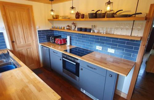 Taff's Well Apartment | Ty Taf 2 Bed Cottage with Deck & Easy transport links