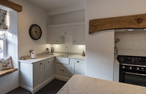 Llanfor Cottage | Ty Top - Bed Cottage with kitchen and living space