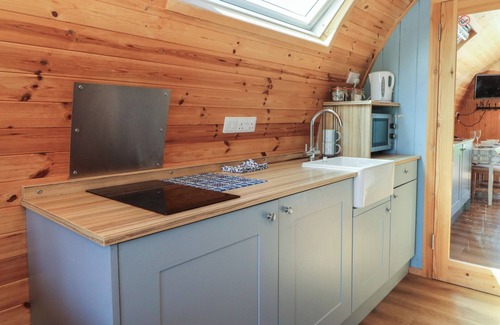 Bethania Cottage | TY TWT TEIFI, romantic, with hot tub in Llanddewi-Brefi