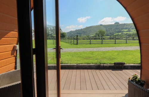 Bethania Cottage | TY TWT TEIFI, romantic, with hot tub in Llanddewi-Brefi