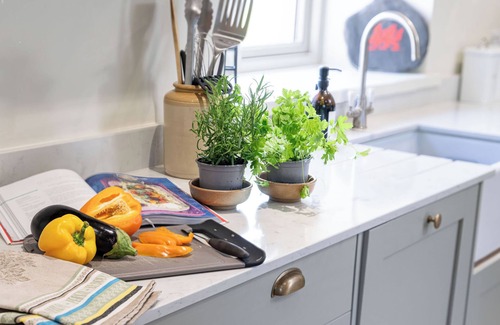 Haverfordwest Cottage | TY TYLLUAN, character holiday cottage, with open fire in Camrose