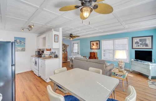 Tybee Island Cottage | Tybee Lighthouse Cottage (A): Walk to the Beach!