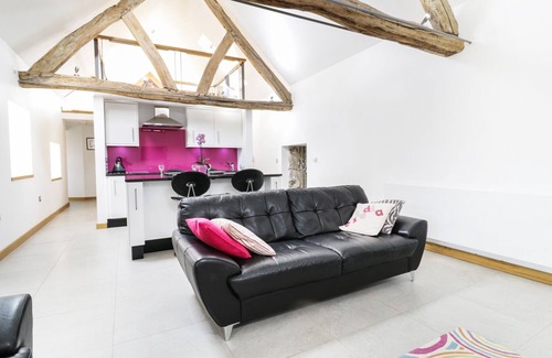 Denbigh Cottage | TYDDYN ISA, family friendly, with open fire in Denbigh