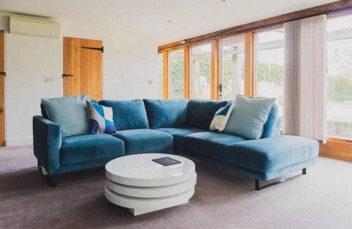 Brinkley House | Tye Barn - Spacious 5-bedroom house in enchanting Brinkley with AC, WiFi
