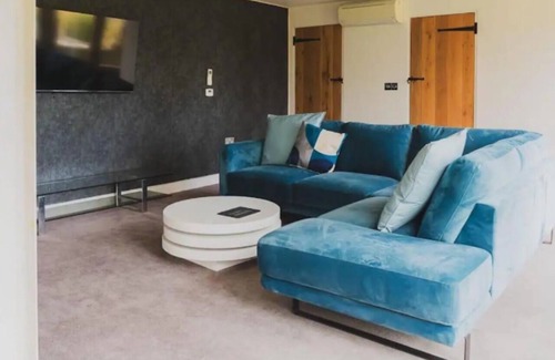 Brinkley House | Tye Barn - Spacious 5-bedroom house in enchanting Brinkley with AC, WiFi